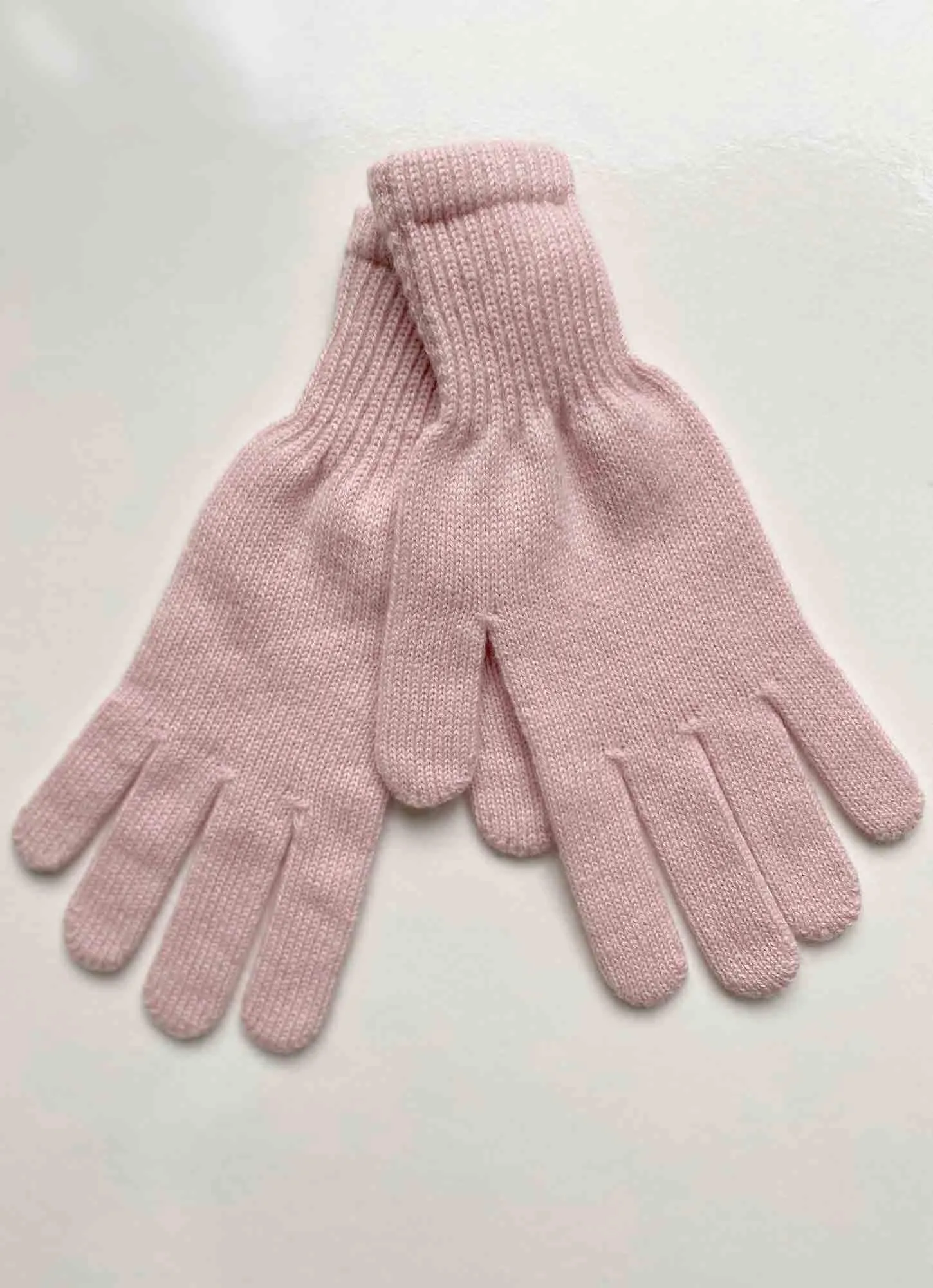 Cashmere hat, scarf and gloves set in pale pink